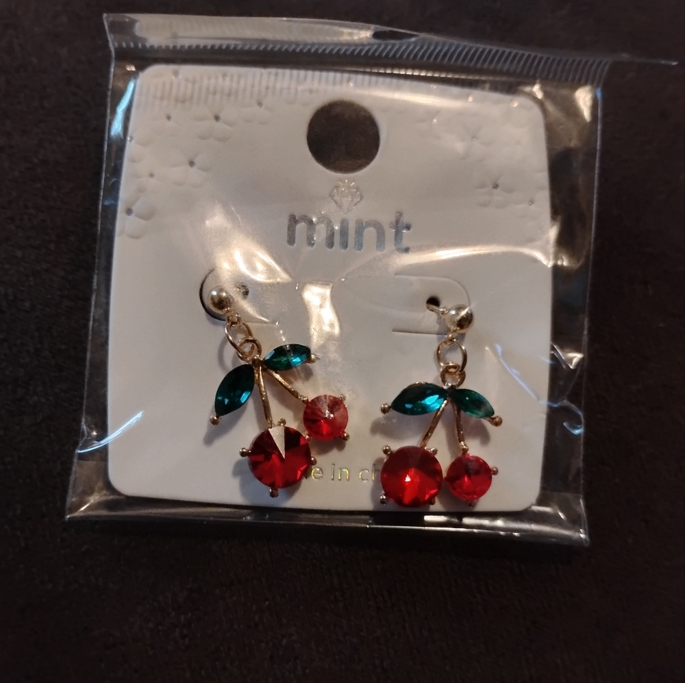 Brand New, Never Worn super cute cherry earrings Red And Green Gold Tone